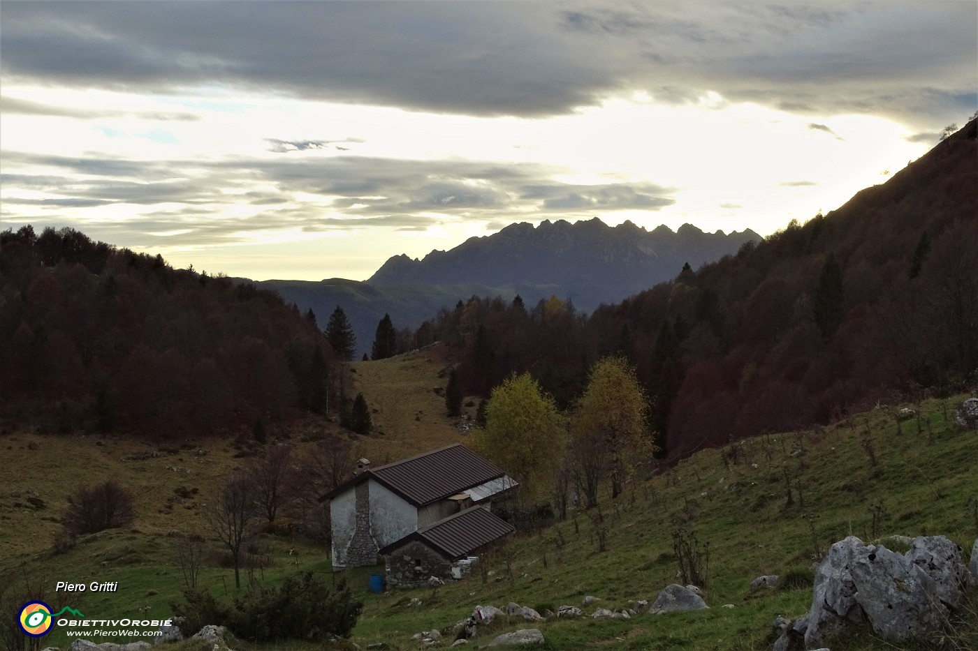 91 Verso il tramonto alla Foppa Lunga (1506 m) con vista in Resegone.JPG